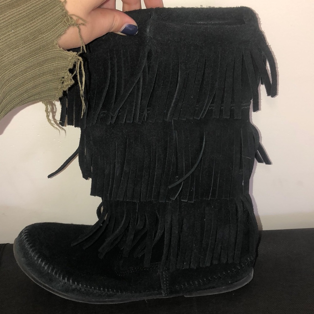 MINNETONKA 3-LAYERED FRINGE BOOT BLACK
